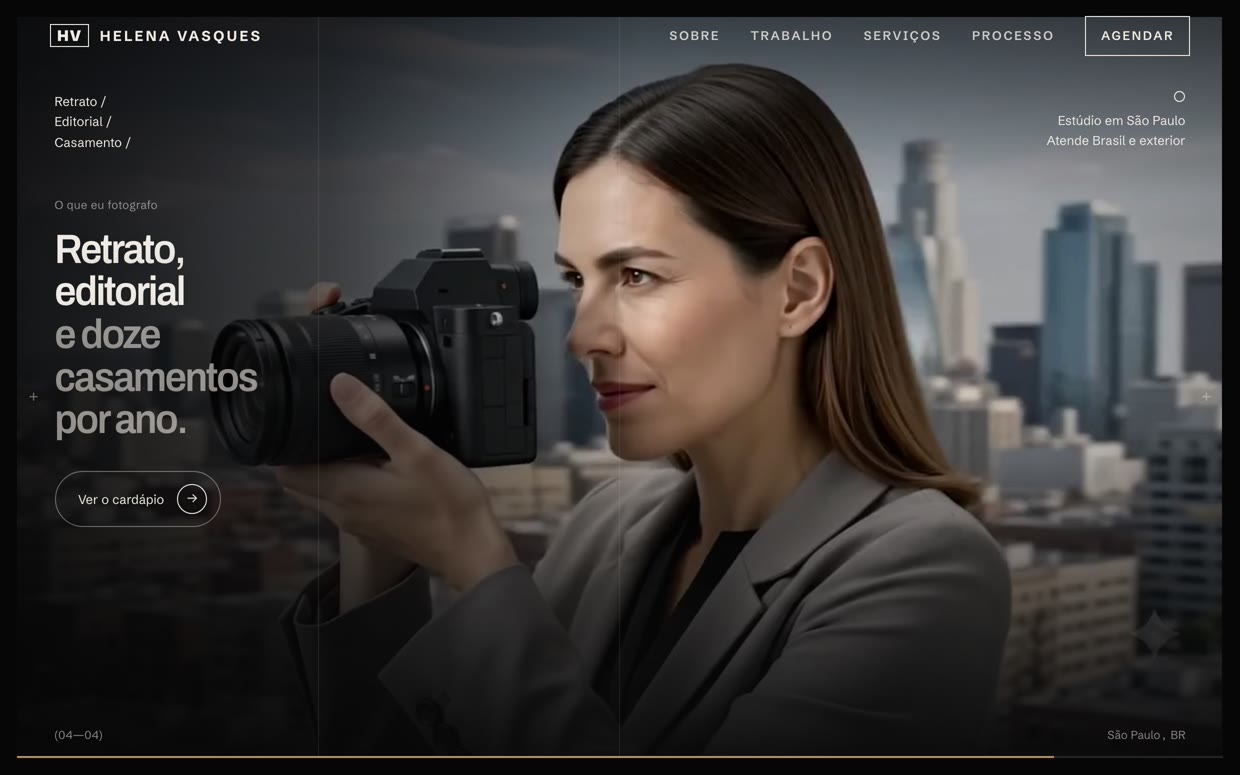 Site imersivo da fotógrafa Helena Vasques, com a fotógrafa em primeiro plano e a cidade ao fundo
